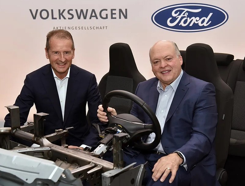 Firman acuerdo Ford y Volkswagen para el desarrollo conjunto de vehículos